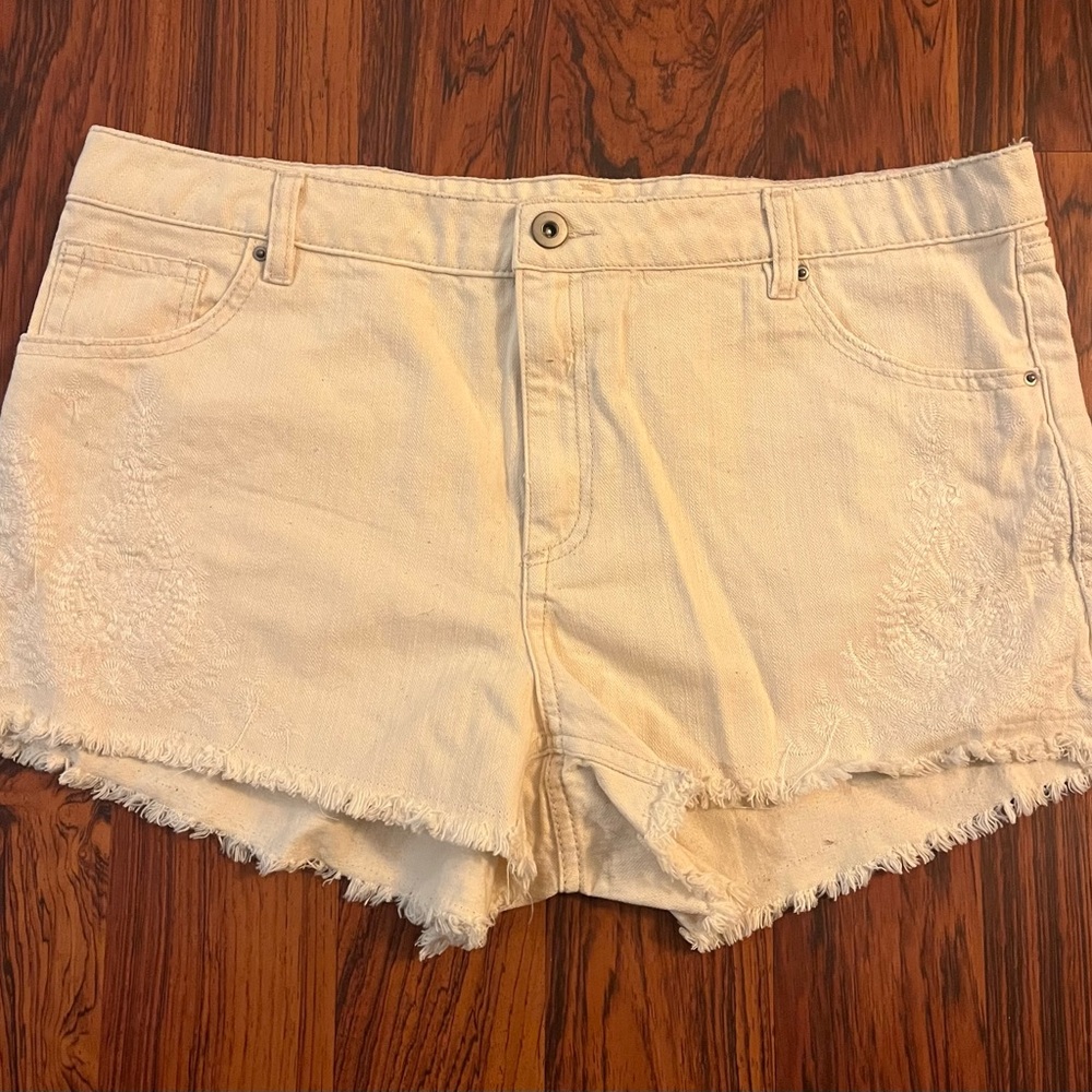 NWT H&M Cream Embroidered Denim Shorts